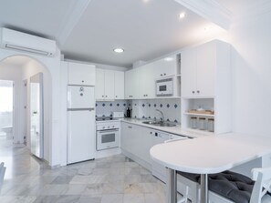 Kühlschrank, Mikrowelle, Ofen, Kochgeschirr/Geschirr/Besteck