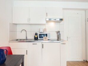 Fridge, microwave, cookware/dishes/utensils - LU Moon IVa - Old Town HITrental Apartment by Interhome (Lucerne)