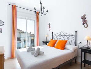 Ein Hotelzimmer mit einem Bett, zwei Nachttischen, einer Kandelaber und Wanddekorationen.