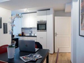 Fridge, microwave, oven, cookware/dishes/utensils - LU Venus ll - Old Town HITrental Apartment by Interhome (Lucerne)