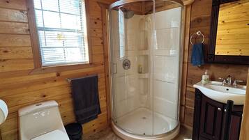 Douche, sèche-cheveux, serviettes fournies, savon