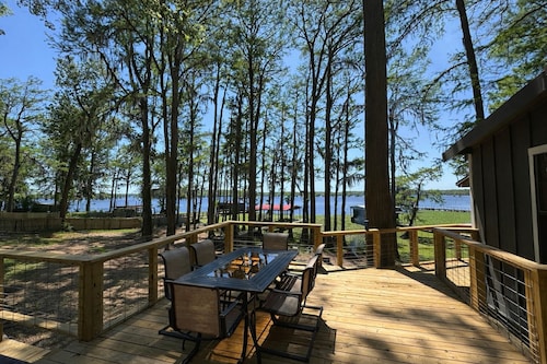 Canvasback Cove on Caddo Lake - Lakefront pet friendly cabin in Jefferson, Tx
