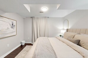 2 bedrooms, iron/ironing board, WiFi, bed sheets - Chic 2BR Suite Stylish Stay w/ Kitchen + Backyard (Pickering)