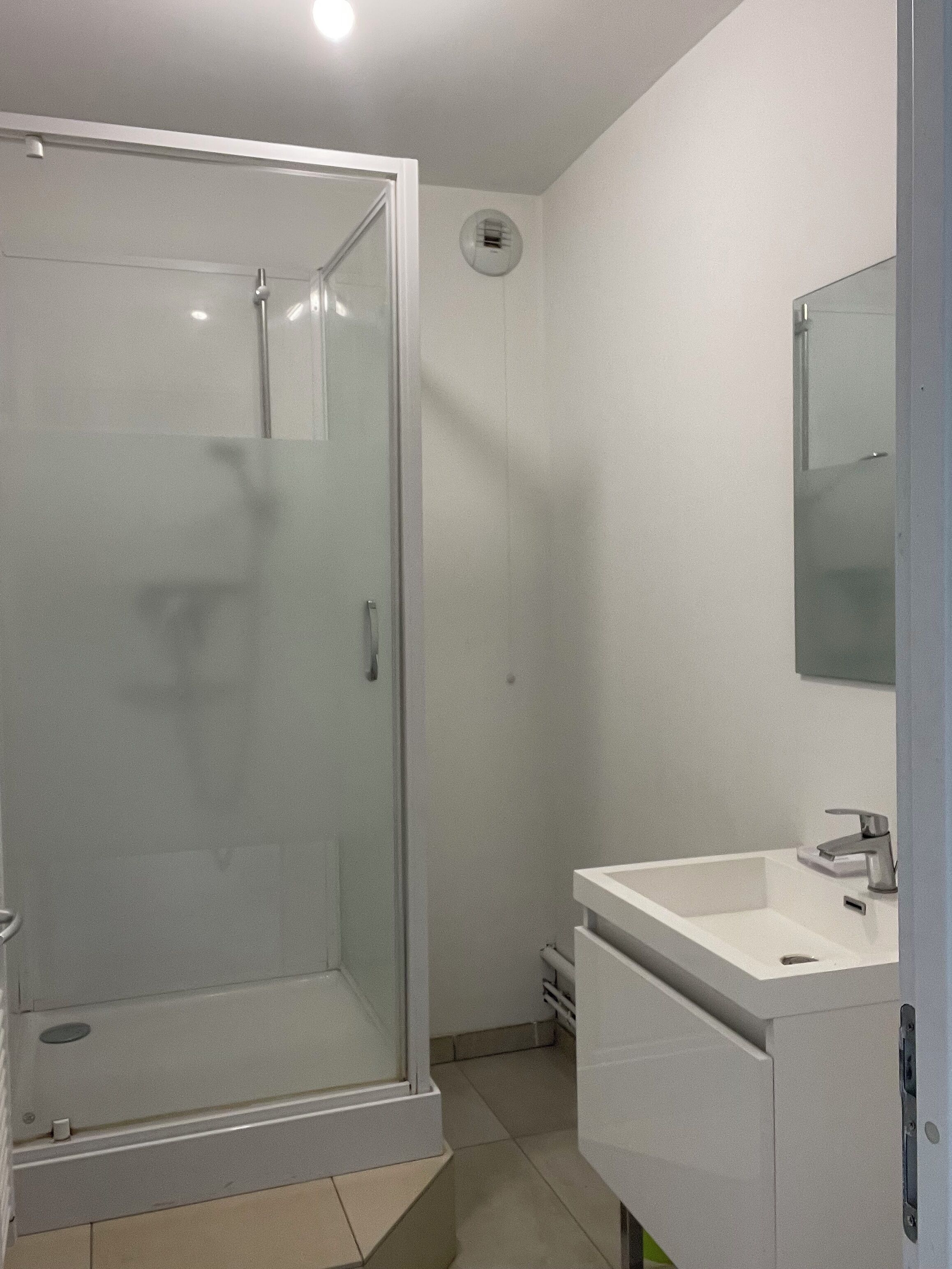 Douche, sèche-cheveux, papier toilette
