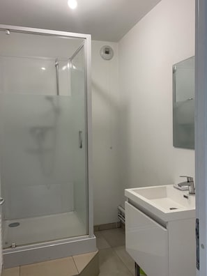 Douche, sĂšche-cheveux, papier toilette