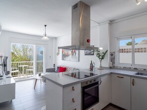 Kühlschrank, Mikrowelle, Ofen, Kochgeschirr/Geschirr/Besteck