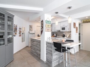 Kühlschrank, Mikrowelle, Ofen, Geschirrspüler