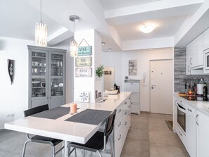 Kühlschrank, Mikrowelle, Ofen, Geschirrspüler