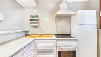 Fridge, oven, cookware/dishes/utensils