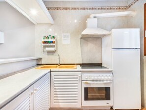 Kühlschrank, Ofen, Kochgeschirr/Geschirr/Besteck