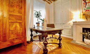 Interior - Royal Place des Vosges, 2nd floor, 4 guest, Old World Charm (Paris)