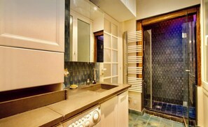 Shower, hair dryer, towels, soap - Royal Place des Vosges, 2nd floor, 4 guest, Old World Charm (Paris)