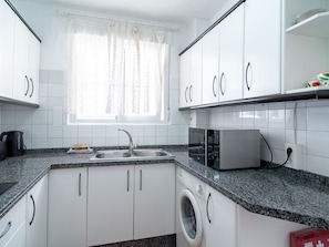 Kühlschrank, Mikrowelle, Ofen, Kochgeschirr/Geschirr/Besteck