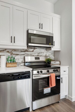 Private kitchen - Bright and cozy new build - your retreat awaits. (Commerce)