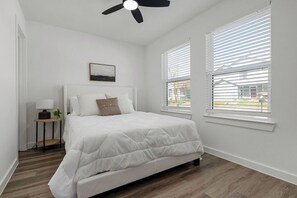 WiFi - Bright and cozy new build - your retreat awaits. (Commerce)