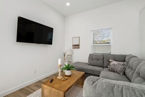 Living area - Bright and cozy new build - your retreat awaits. (Commerce)