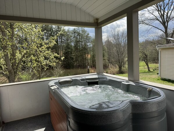 Outdoor spa tub