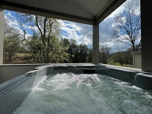 Frog Hollow Cabin: Private Hot Tub | Fire Pit