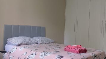 2 quartos, ferros/tábuas de passar roupa, Wi-Fi, roupa de cama