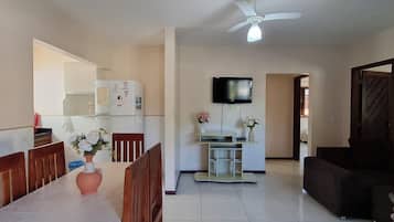 Apartamento conforto, vista para o pátio | Área de estar | TV