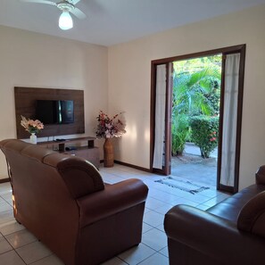 Appartement Confort, vue sur le jardin | Aire de séjour | Téléviseur