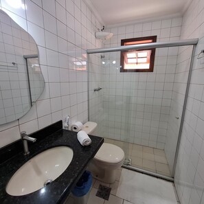 Comfort-huoneisto, näköala pihalle | Kylpyhuone | Suihku, pyyhkeet, vessapaperi