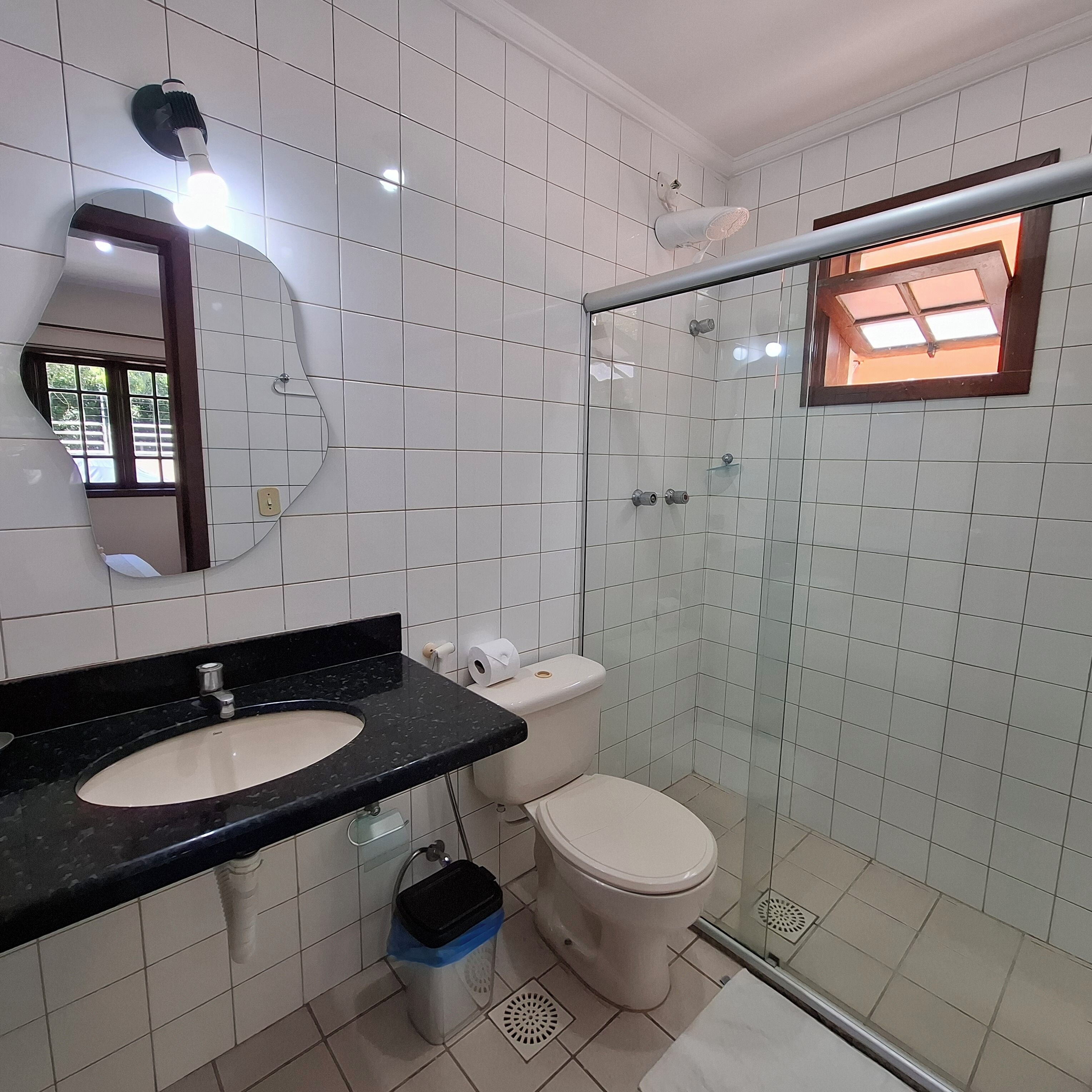 Departamento Confort, vista al patio | Baño | Regadera, toallas, papel de baño 