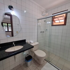 Comfort appartement, uitzicht op binnenplaats | Badkamer | Een douche, handdoeken, toiletpapier