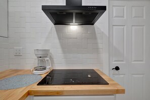 Kühlschrank, Herdplatte, Wasserkocher mit Kaffee-/Teezubehör, Toaster