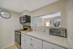 Fridge, microwave, oven, stovetop - Your own tropical resort! Heated Pool & Pickleball (St. Petersburg)