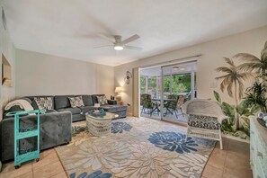 TV - Your own tropical resort! Heated Pool & Pickleball (St. Petersburg)