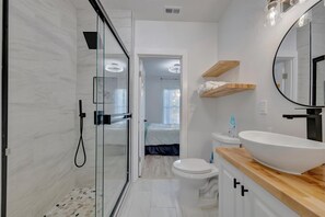 Shower, towels, shampoo - Modern Open Layout 2B | Backyard & Pet Friendly (St. Petersburg)