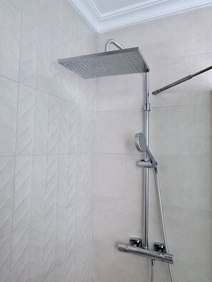 Shower, hair dryer, towels, toilet paper - Light, sea and swimming pool: your perfect base for teleworking in Palm-Mar, Tenerife South. (Palm-Mar)