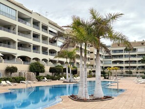 A hotel with multiple balconies, a swimming pool, and palm trees. - Light, sea and swimming pool: your perfect base for teleworking in Palm-Mar, Tenerife South. (Palm-Mar)