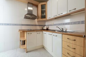 Fridge, microwave, oven, stovetop - 6th floor Malaga Soho Apartment (Málaga)