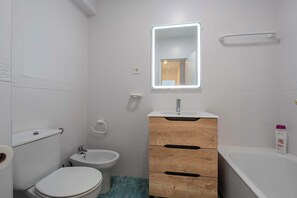 Shower, hair dryer, towels, shampoo - 6th floor Malaga Soho Apartment (Málaga)