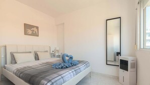 A bedroom with a bed, a bedside table, a mirror, and an air conditioning unit. - 6th floor Malaga Soho Apartment (Málaga)