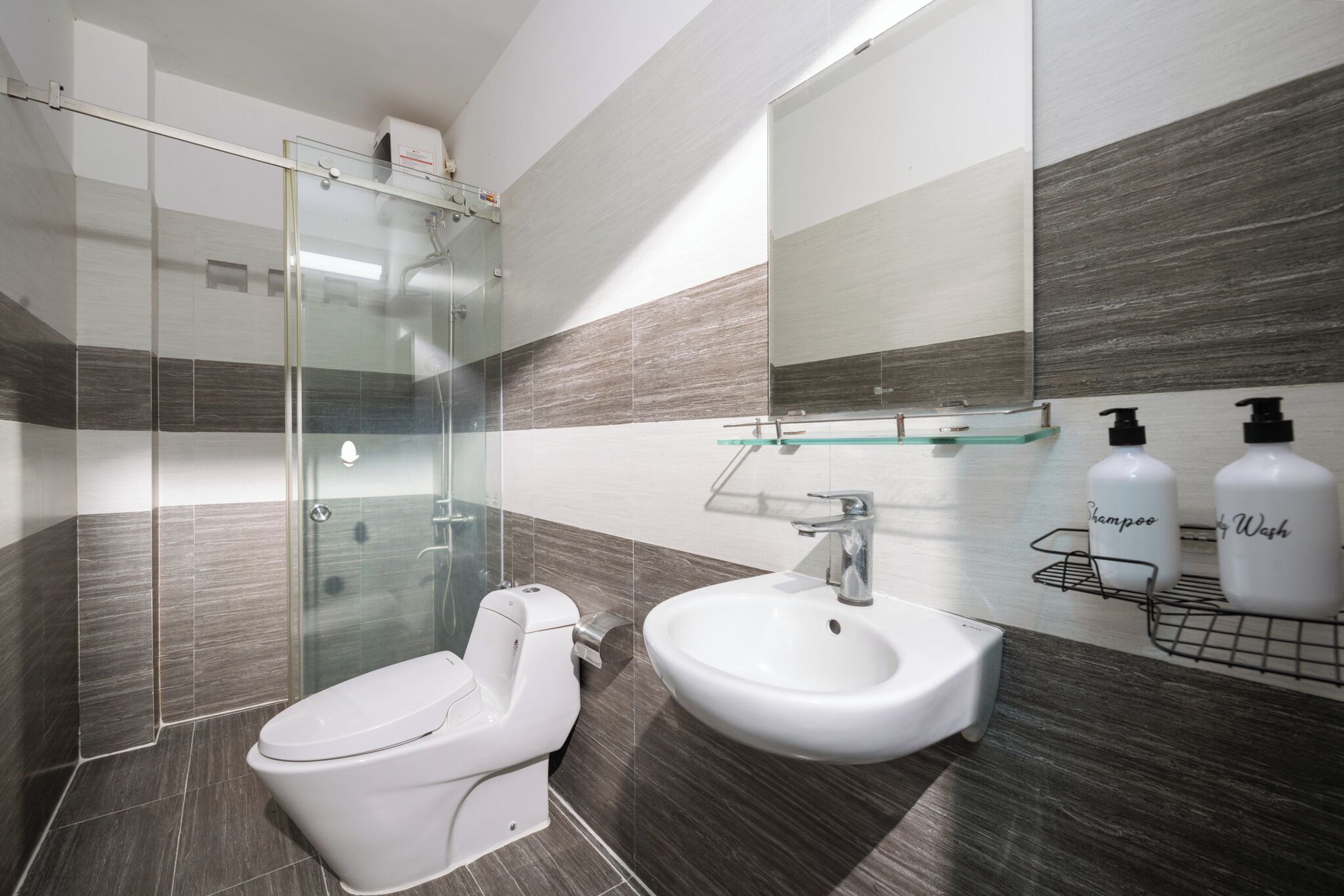 Vila superluxo, 4 quartos, vista para o jardim | Banheiro | Chuveiro, chuveiro com efeito de chuva, produtos de toalete grátis 