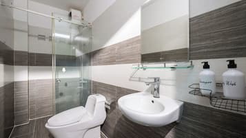 Vila superluxo, 4 quartos, vista para o jardim | Banheiro | Chuveiro, chuveiro com efeito de chuva, produtos de toalete grátis