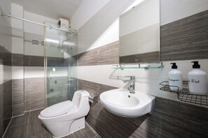 Vila superluxo, 4 quartos, vista para o jardim | Banheiro | Chuveiro, chuveiro com efeito de chuva, produtos de toalete grátis 