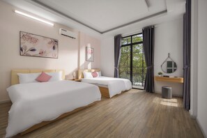 Individualmente mobiliados, escrivaninha, cortinas blackout