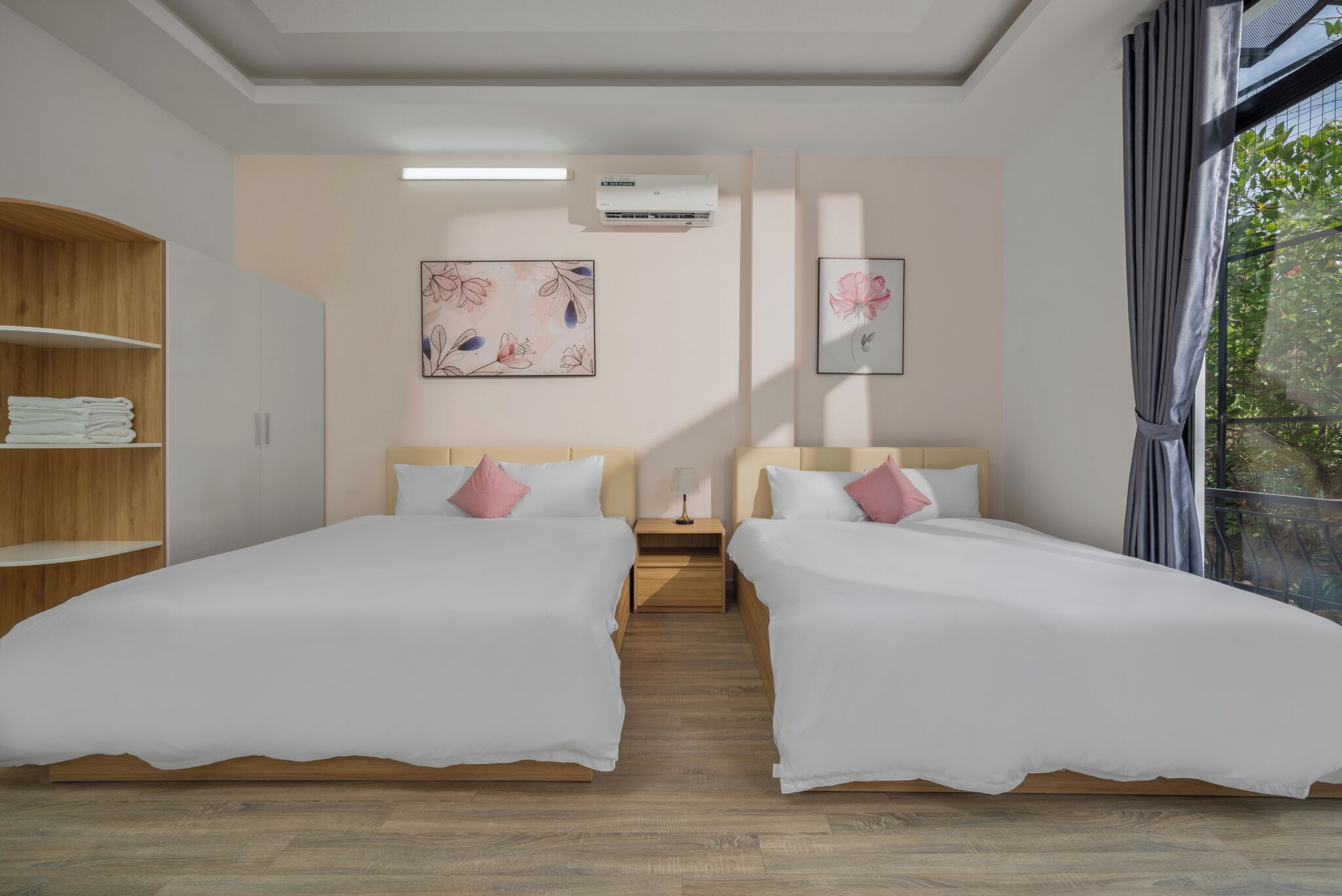 Muebles diferentes, escritorio, cortinas blackout y wifi gratis 