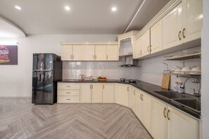 Fridge, microwave, stovetop, rice cooker - Cam On Luxury Pool 4BR Villa by the Beach (An Hai)