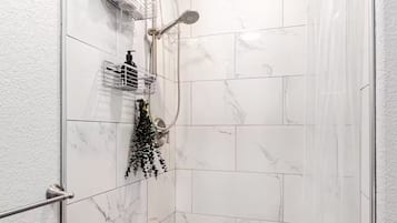 Dusche, Haartrockner, Bidet, Handtücher