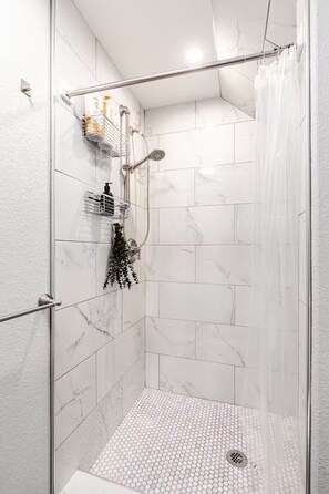 Shower, hair dryer, bidet, towels