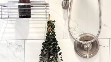Dusche, Haartrockner, Bidet, Handtücher