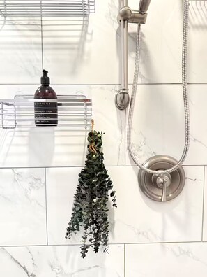 Douche, sèche-cheveux, bidet, serviettes fournies
