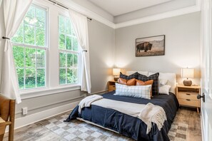 2 habitaciones, escritorio y tabla de planchar con plancha 