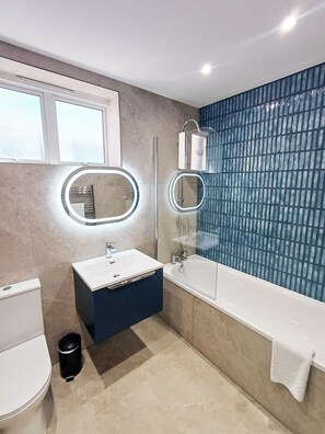 Apartment, 2 Bedrooms, City View | Bathroom - Harbour View Apartments Portsmouth (Portsmouth)