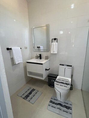Shower, hair dryer, towels, soap - Enjoyable 1-bedroom studio with AC in beautiful Luperón (Luperón)